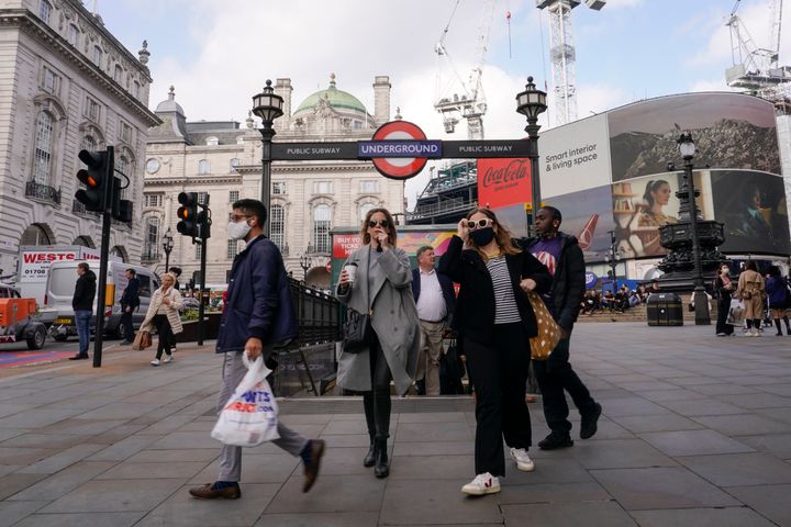Οι άνθρωποι φορούν μάσκες προσώπου κατά την έξοδό τους από το σταθμό του μετρό Piccadilly Circus, στο Λονδίνο, Τρίτη, 19 Οκτωβρίου 2021. Πολλοί επιστήμονες πιέζουν τη βρετανική κυβέρνηση να επιβάλει εκ νέου κοινωνικούς περιορισμούς και να επιταχύνει τους ενισχυτικούς εμβολιασμούς, καθώς τα ποσοστά μόλυνσης από τον κορωνοϊό, ήδη τα υψηλότερα στην Ευρώπη, αυξήθηκαν για άλλη μια φορά. Το Ηνωμένο Βασίλειο. κατέγραψε 49.156 νέα κρούσματα COVID-19 τη Δευτέρα 18 Οκτωβρίου, ο μεγαλύτερος αριθμός από τα μέσα Ιουλίου. Οι νέες μολύνσεις ήταν κατά μέσο όρο 43.000 την ημέρα την περασμένη εβδομάδα, αύξηση 15% την προηγούμενη εβδομάδα. (AP Photo / Alberto Pezzali)