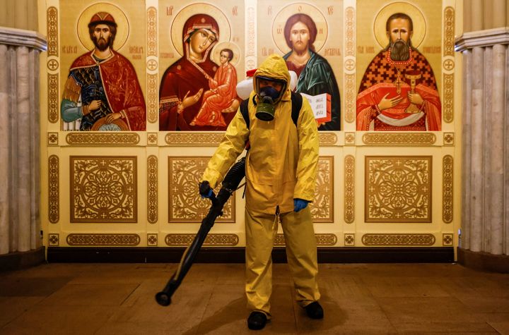 Ένας ειδικός που φοράει εξοπλισμό ατομικής προστασίας απολυμαίνει ένα παρεκκλήσι μέσα στο κτίριο του σιδηροδρομικού σταθμού Leningradsky εν μέσω της επιδημίας του κορονοϊού (COVID-19) στη Μόσχα, Ρωσία 19 Οκτωβρίου 2021. REUTERS / Maxim Shemetov TPX IMAGES ΤΗΣ ΗΜΕΡΑΣ