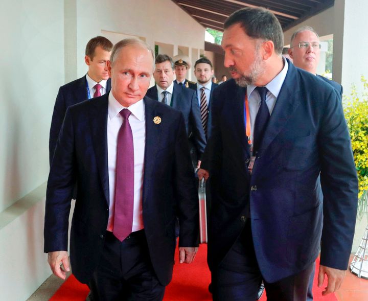 O Oλεγκ Ντεριπάσκα δίπλα στον Βλαντιμίρ Πούτιν 