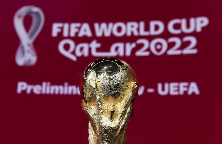 El trofeo, en una imagen promocional de Qatar 2022
