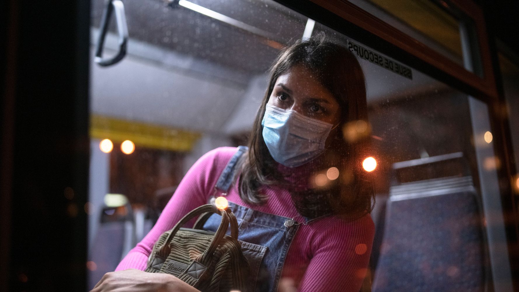 6 Sneaky Signs You're Experiencing Ongoing Trauma From The Pandemic