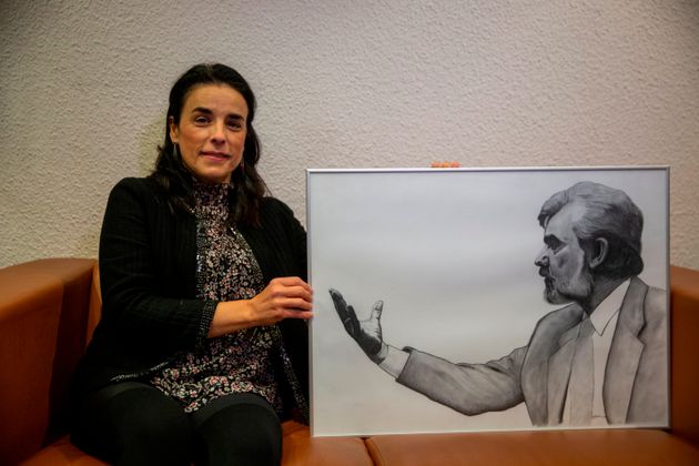 Marta Buesa, hija del político del PSE-EE Fernando Buesa, asesinado en 2000, con un retrato de...