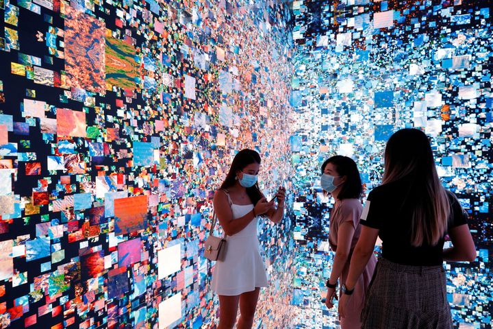 Μπροστά σε ένα συναρπαστικό καλλιτεχνικό έργο με τίτλο "Machine Halucinations - Space: Metaverse" του καλλιτέχνη Refik Anadol, η οποία θα μετατραπεί σε NFT και θα δημοπρατηθεί διαδικτυακά στο Sotheby's, στο Digital Art Fair του Χονγκ Κονγκ.