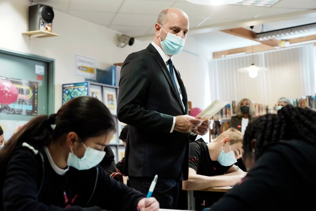 Jean-Michel Blanquer lisant une dictée dans un collège à Boissy-Saint-Léger près de Paris, le 18 octobre 2021 (photo d