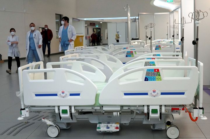 Αυτοσχέδια κρεβάτια για ασθενείς με κορωνοϊό (COVID-19) στέκονται στο αίθριο του κλινικού πανεπιστημιακού νοσοκομείου Pauls Stradins στη Ρίγα, Λετονία 20 Οκτωβρίου 2021. REUTERS/Janis Laizans