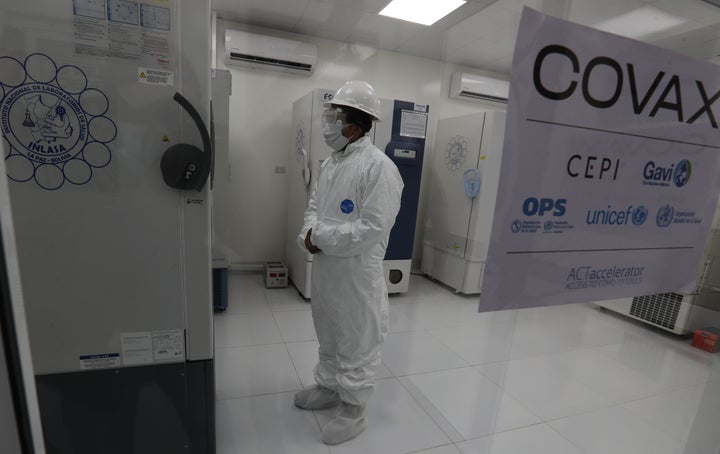 Trabajadores laboratorio COVAX.