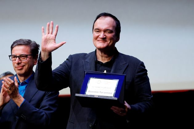 Ο Κουέντιν Ταραντίνο με το βραβείο για το σύνολο της καριέρας του στο 16ο Φεστιβάλ Κινηματογράφου της Ρώμης. Πλάι του, διακρίνεται να τον χειροκροτεί, ο καλλιτεχνικός διευθυντής του Φεστιβάλ, Αντόνιο Μόντα. Ρώμη, 19 Οκτωβρίου 2021. REUTERS/Guglielmo Mangiapane