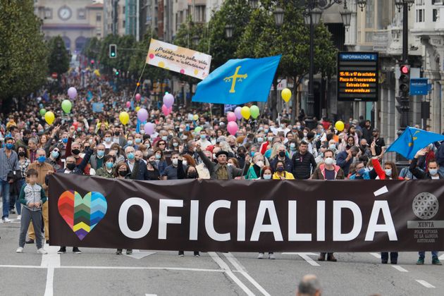 Miles de personas se manifiestan en Oviedo por la cooficialidad del asturiano, el 16 de octubre de