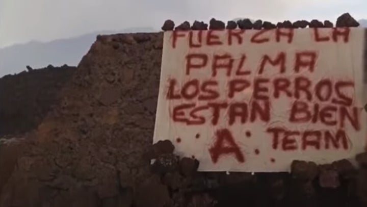 Pancarta que han dejado los rescatadores de los 6 perros.