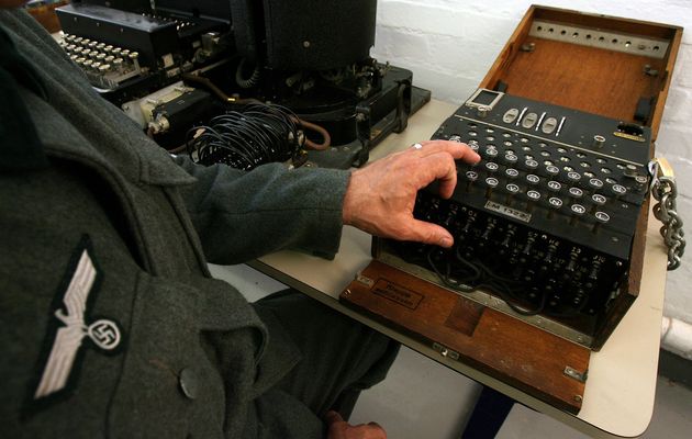 Ηθοποιός ντυμένος ναζί παρουσιάζει τον τρόπο χρήσης του Enigma στο Μουσείο του Bletchley Park στη Βρετανία, το 2006. Ήταν η πρώτη φορά μετά από 60 χρόνια που έγινε αναπαράσταση του τρόπου με τον οποίο έσπασε ο «απαραβίαστος» κώδικας Enigma με χρήση εξοπλισμού του Β'  Παγκοσμίου Πολέμου. REUTERS/Alessia Pierdomenico (BRITAIN)