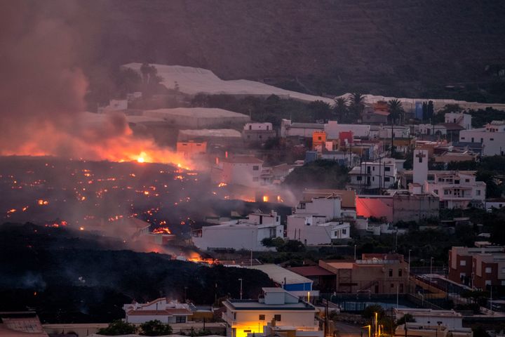 La lava de un volcán destruye casas en el vecindario de La Laguna.