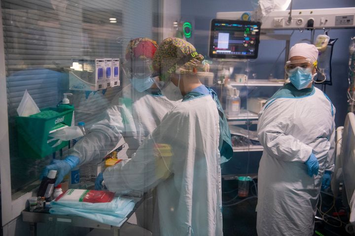 Tres sanitarias atienden a pacientes con coronavirus en el Hospital del Mar, en Barcelona, en agosto.