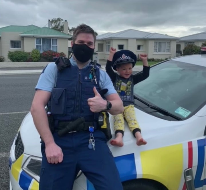 おもちゃがあるよ 見にきてよ 4歳児の緊急通報 Nz警察が神対応 愛らしすぎるやりとりを見て 動画 ハフポスト News おもちゃがあるよ 見にきてよ 4歳児の緊急通報 Nz警察が神対応 愛らしすぎるやりとりを見て 動画 ハフポスト News