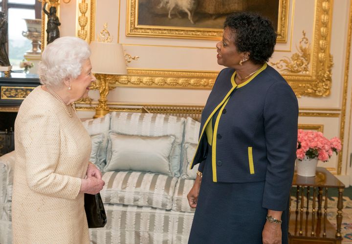 Η νέα πρόεδρος της δημοκρατίας των Μπαρμπέιντος με την προκάτοχός της, πλέον, βασίλισσα Ελισάβετ, σε παλαιότερη συνάντησή τους.