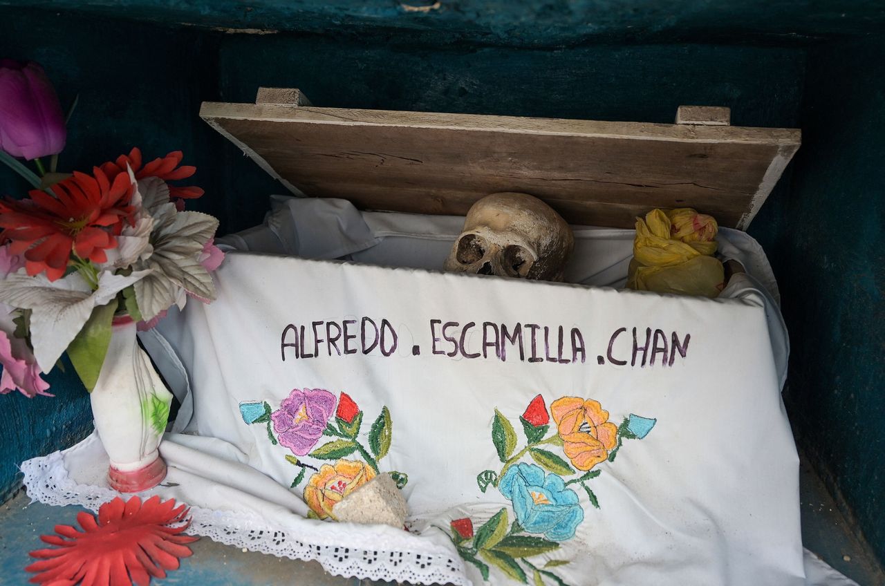Τα λείψανα μέλους της κοινότητας των Μάγια του Πομούτς κατά τη διάρκεια τελετής, στην οποία συγγενείς καθαρίζουν τα μέρη του σώματος των αγαπημένων τους, πριν από τους εορτασμούς της Ημέρας των Νεκρών στην Πολιτεία Καμπέτσε του Μεξικό, στις 19 Οκτωβρίου.