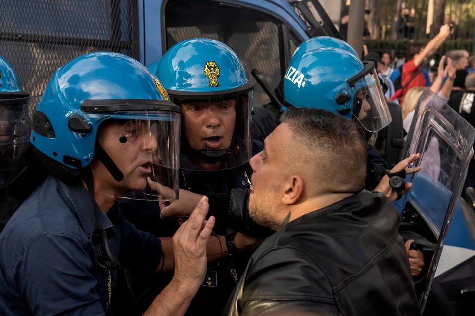 Giuliano Castellino se encara con la Policía, durante la protesta no autorizada contra el pase...