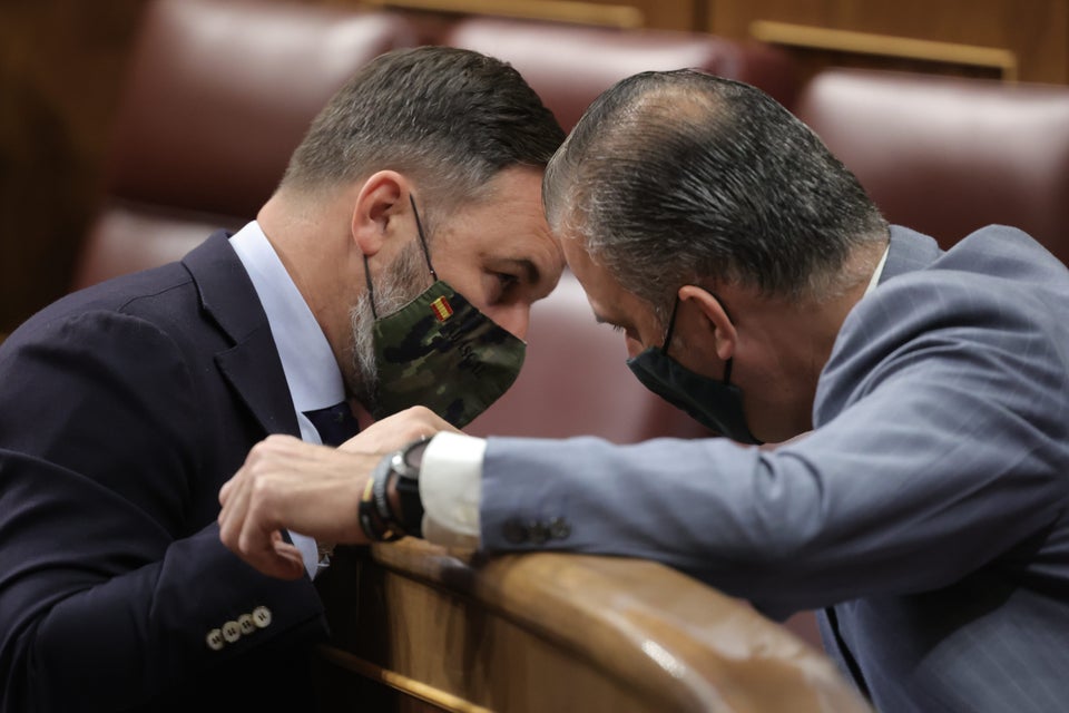 El líder de Vox, Santiago Abascal, charla con su secretario general, Javier Ortega Smith, en el