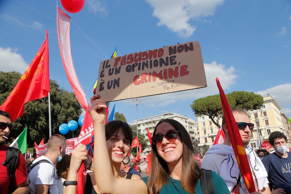 Unas manifestantes, con un cartel que dice 'El fascismo no es una opinión, es un crimen', en una...