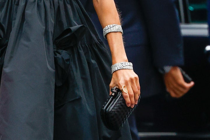 Detalle de las pulseras gemelas de la reina.