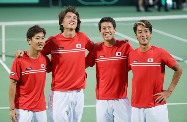 ウクライナ戦で全勝し、笑顔を見せる日本代表。（左から）西岡良仁（ヨネックス）、ダニエル太郎（エイブル）、錦織圭（日清食品）、杉田祐一（三菱電機）＝2016年9月18日、大阪・靱テニスセンター