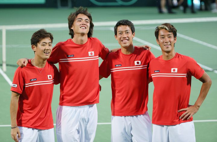 ウクライナ戦で全勝し、笑顔を見せる日本代表。（左から）西岡良仁（ヨネックス）、ダニエル太郎（エイブル）、錦織圭（日清食品）、杉田祐一（三菱電機）＝2016年9月18日、大阪・靱テニスセンター