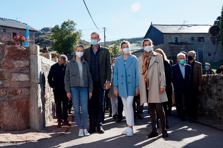El rey Felipe VI, la reina Letizia, la princesa Leonor y la infanta Sofía recorren las calles de Santa María del Puerto, Asturias, en el concejo de Somiedo, reconocido como el Pueblo Ejemplar de Asturias de este año, donde han sido recibidos al son de las gaitas y con banderas de España y del Principado. EFE/ Ballesteros