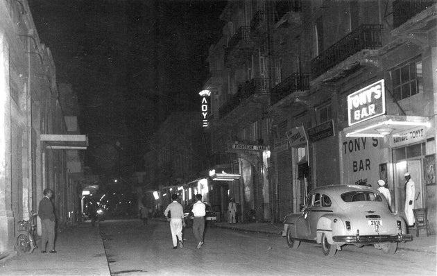 Ναύτες του 6ου Αμερικανικού Στόλου έξω από το μπαρ TONY’S