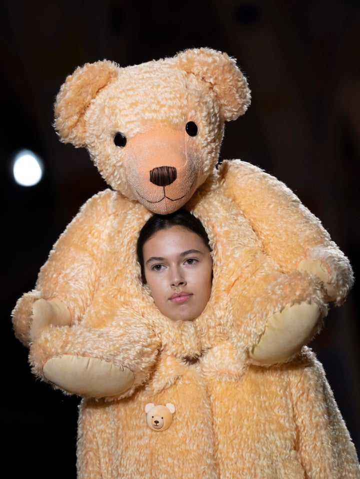 ぬいぐるみは着るものだった フランスで披露された前衛的なデザインから もう目が離せない 画像集 ハフポスト World ぬいぐるみは着るものだった フランスで披露された前衛的なデザインから もう目が離せない 画像集 ハフポスト World