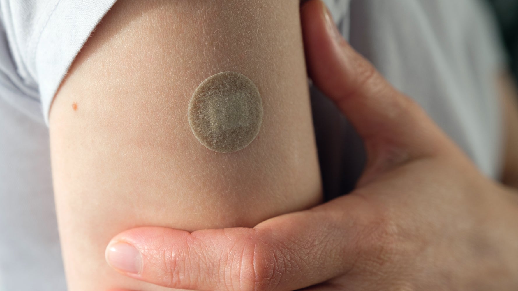 バーで知らぬ間に注射される ニードル スパイキング の被害相次ぐ 女子大学生ら標的に イギリス ハフポスト