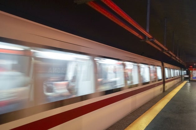 Discute dei vaccini in metro, dottoressa colpita con una testata da un No Pass a Roma Discute dei vaccini in metro, dottoressa colpita con una testata da un No Pass a Roma