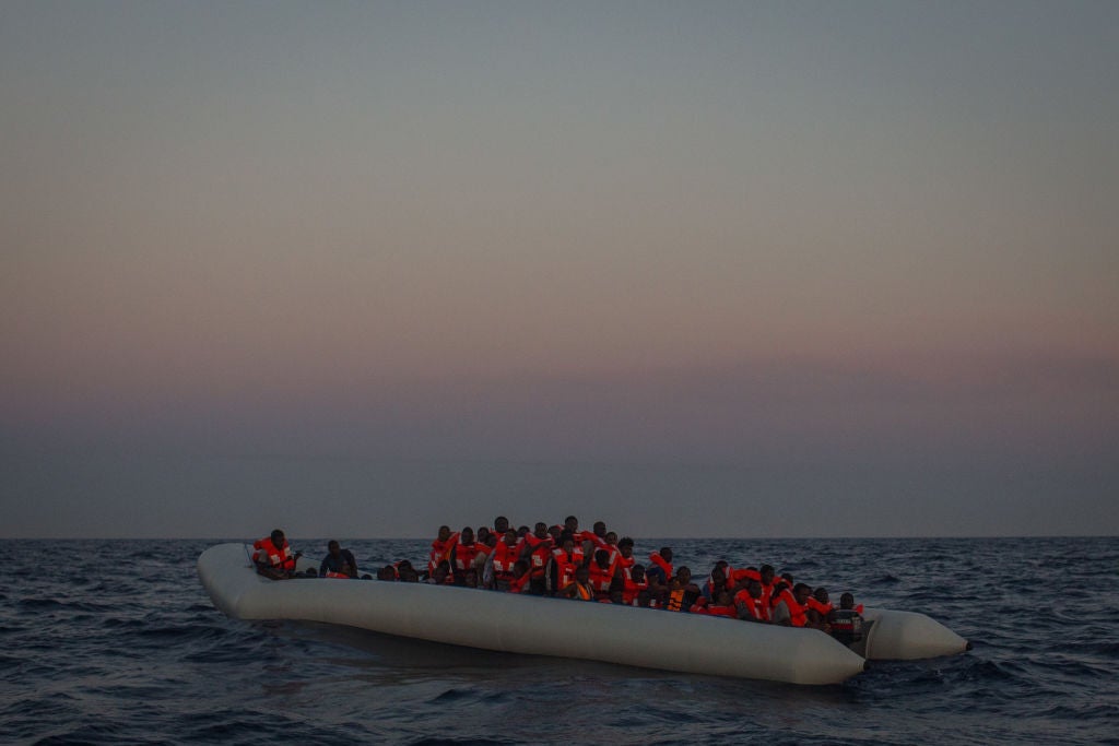 Barconi alla deriva, 500 migranti sulle navi delle Ong. Salvini attacca: "Arriva chiunque"