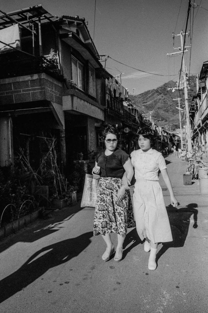 仲村妙子さん(左)と娘の夏田美智子さん