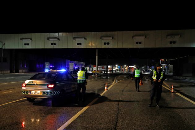 Αστυνομικοί κάνουν ελέγχους στον συνοριακό σταθμό Vilar Formoso μεταξύ Ισπανίας και Πορτογαλίας.