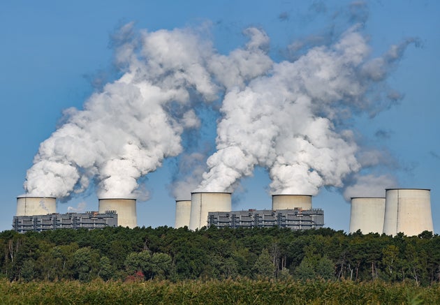 Ο καπνός αναδύεται από τους πύργους ψύξης του λιγνιτικού σταθμού ηλεκτροπαραγωγής Jänschwalde που λειτουργεί από την Lausitz Energie Bergbau AG (LEAG). στο Βρανδεμβούργο