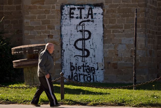 Un hombre pasea ante una pintura a favor de ETA en Arbizu