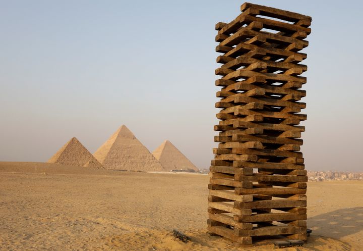Μια άποψη του γλυπτού «Body That Rises» του Βραζιλιάνου καλλιτέχνη Joao Trevisan, εμφανίζεται μπροστά από τις Μεγάλες Πυραμίδες της Γκίζας, στα περίχωρα του Καΐρου.