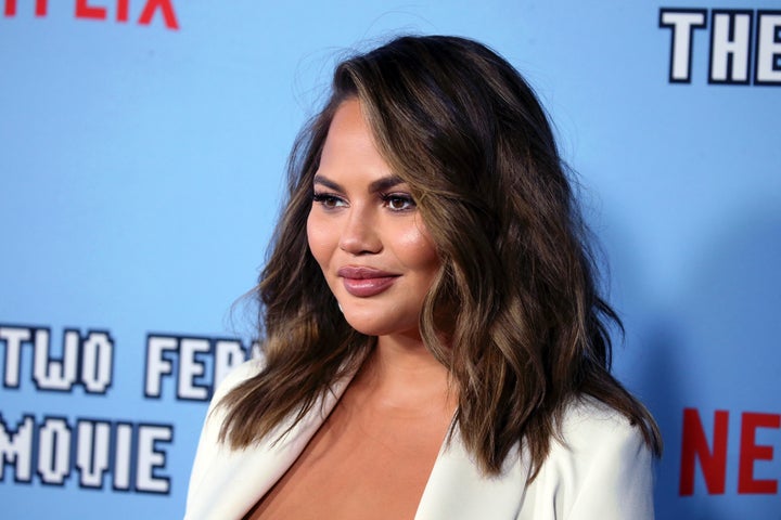 Chrissy Teigen asiste al estreno en Los Ángeles de Netflix "Entre dos helechos: la película" el 16 de septiembre de 2019 en Hollywood.