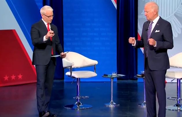 La extraña postura de Joe Biden durante la