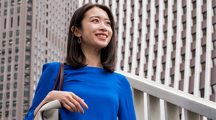 平原 依文（ひらはら いぶん）氏 / 平原氏は、世界中の人々をつなぐことが力になるという信念をもつ教育者であり社会的リーダーです。「地球を1つの学校にする」をミッションに掲げ、次世代の若いリーダーを育てることを目的とした会社World Roadを設立。3年前からOne Young Worldのアンバサダーを務めており、他のリーダーたちとともに、大きなリーダーシップを発揮して、より良い世界を作るために力を合わせています。 平原氏は、Kind Councilのチーフ・インクルージョン・オフィサーを務めています