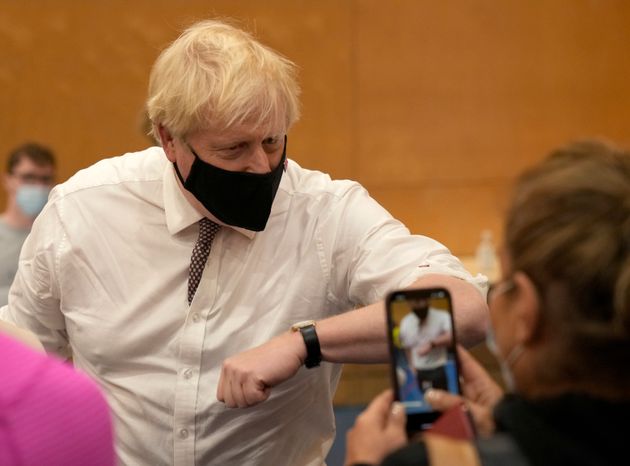 LONDRES, INGLATERRA - 22 DE OCTUBRE: El primer ministro británico, Boris Johnson, saluda a los miembros del público durante su visita ...