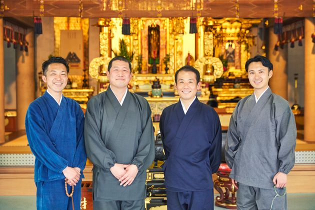 テラエナジーを立ち上げた4人の僧侶。左から2番目が竹本了悟さん、3番目が本多真さん。