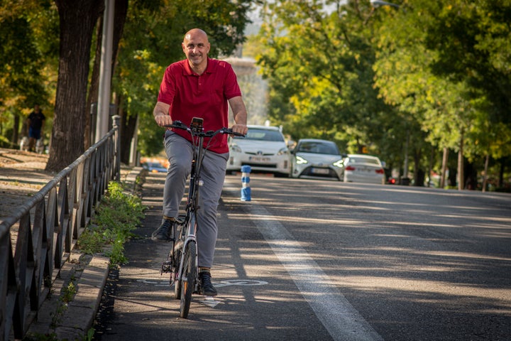 Las ciudades precisan carriles bici bien protegidos para que la gente se sienta segura en bici.