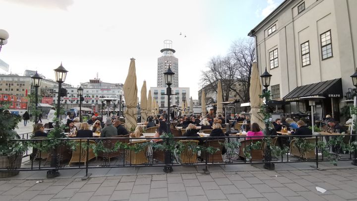 Απρίλιος 2020: Πολίτες στη Στοκχόλμη απολαμβάνουν τη βόλτα τους σε καφετέρια της πρωτεύουσας, την ώρα που όλος ο υπόλοιπος πλανήτης βρίσκεται σε σκληρό lockdown.