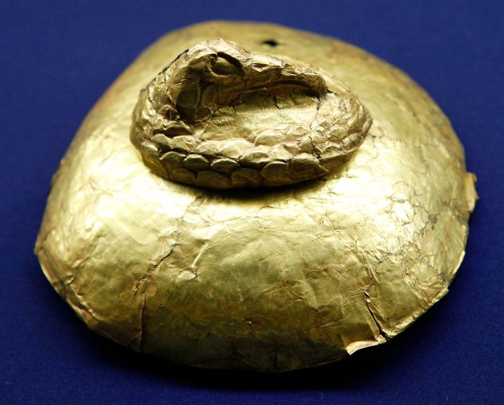Ένα χρυσό αντικείμενο από το σκυθικό τύμβο Arzhan-2 εκτίθεται στο εθνικό μουσείο του Kyzyl της Ρωσίας, στις 20 Ιουλίου 2010. Μια κοινή ρωσο-γερμανική αρχαιολογική αποστολή ανακάλυψε περισσότερα από 20 κιλά χρυσών αντικειμένων στη βασιλική νεκρόπολη των Σκύθων, στην Κοιλάδα των Τσάρων το 2001. Οι Σκύθες ήταν αρχαίοι νομάδες κτηνοτρόφοι.
