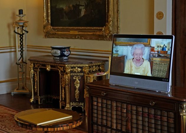 Une semaine après sa mise au repos, la reine Elizabeth II est réapparue ce mardi lors de visioconférences avec des ambassadeurs au Royaume-Uni.  Ses services ont tout de même fait savoir qu'elle ne se rendrait pas à la COP 26 en Ecosse.