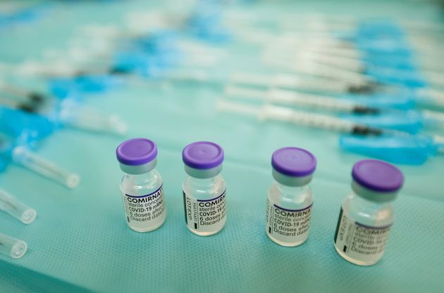 Des flacons remplis du vaccin anti-Covid Pfizer-BioNTech à Séville, en Espagne, le 21 septembre 2021.