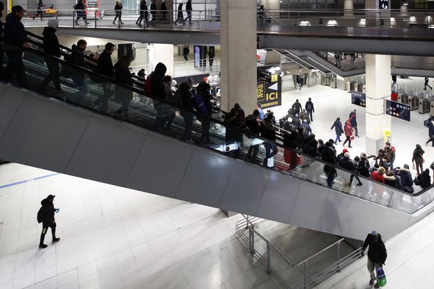 Des voyageurs à la Gare du Nord, le 24 janvier 2020 