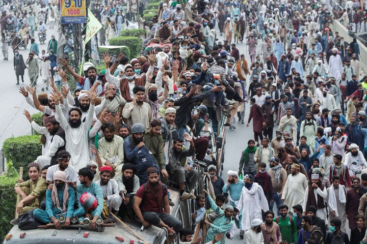 Υποστηρικτές του απαγορευμένου ισλαμιστικού πολιτικού κόμματος Tehrik-e-Labaik Pakistan (TLP) στέκονται πάνω από ένα όχημα ενώ άλλοι περπατούν κατά τη διάρκεια διαμαρτυρίας απαιτώντας την απελευθέρωση του αρχηγού τους και την απέλαση του Γάλλου πρεσβευτή λόγω γελοιογραφιών που απεικονίζουν τον Προφήτη Μωάμεθ, στη Λαχόρη, Πακιστάν, 23 Οκτωβρίου 2021. REUTERS/Mohsin Raza