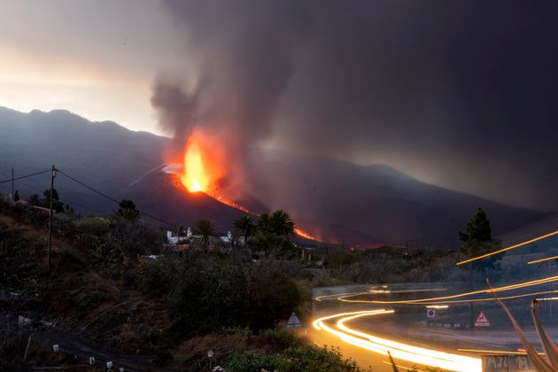 La lava continúa saliendo con fuerza en La Palma, como evidencia esta foto tomada