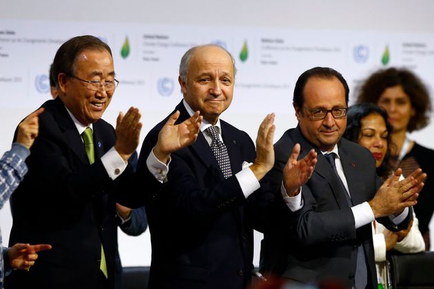 Ban ki-Moon, Laurent Fabius y Francois Hollande, aplauden tras hacer cuajar el Acuerdo de París,...